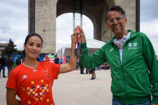 Playera y medalla del Maratón de la Ciudad de México