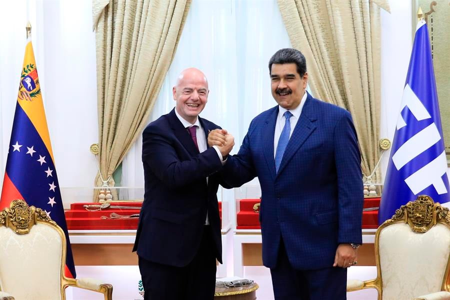 Gianni Infantino junto a Nicolás Maduro