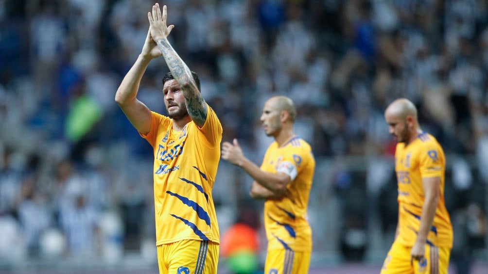 Jugadores de Tigres agradeciendo a la afición