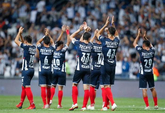 Jugadores de Rayados agradeciendo a la afición