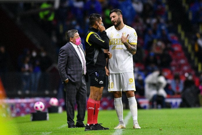 Miguel Herrera, técnico de Tigres, y Gignac con el silbante