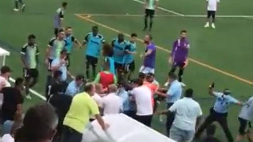 Video: Policía lanzó disparos al aire y encañonó a jugador en partido de Portugal