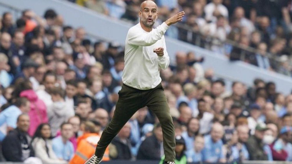 El entrenador español Josep Guardiola dirigiendo