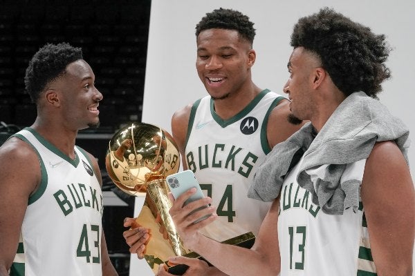 Giannis Antetokounmpo y sus compañeros en festejo