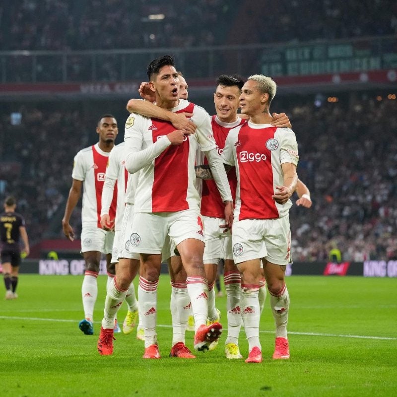 Edson Álvarez celebrando un gol con el Ajax