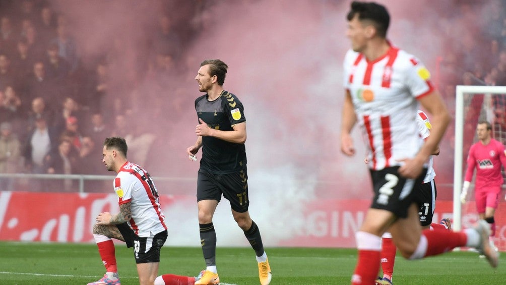 Video: Guardia de seguridad 'metió gol' con un vibrador en Tercera División de Inglaterra