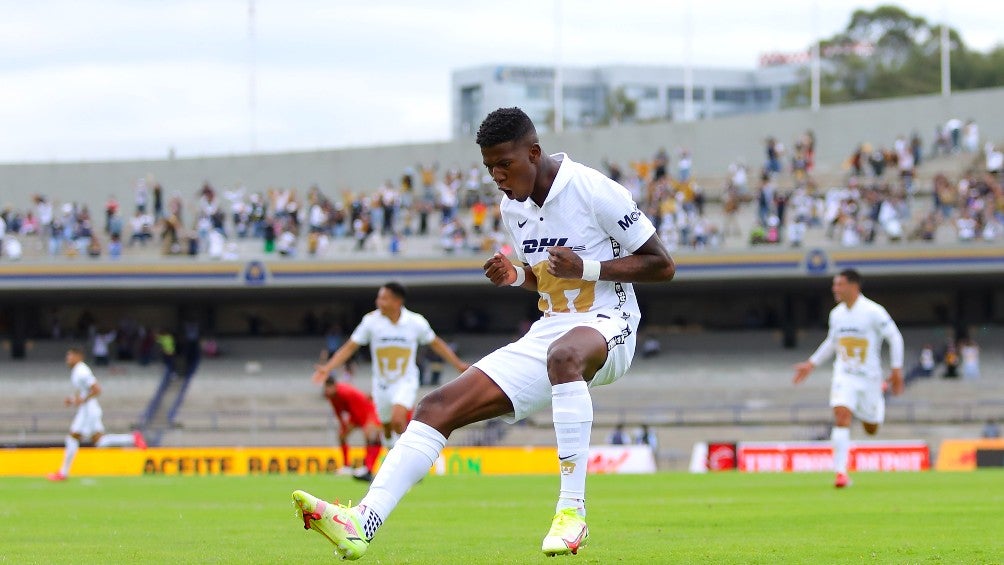 Washington Corozo celebrando un gol con Pumas