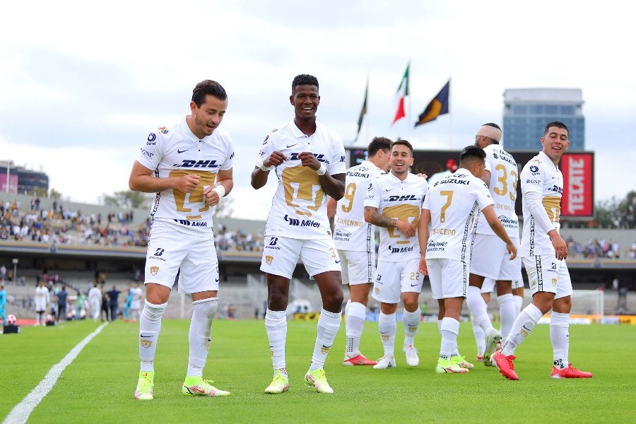 Corozo y Mozo celebrando un gol con Pumas