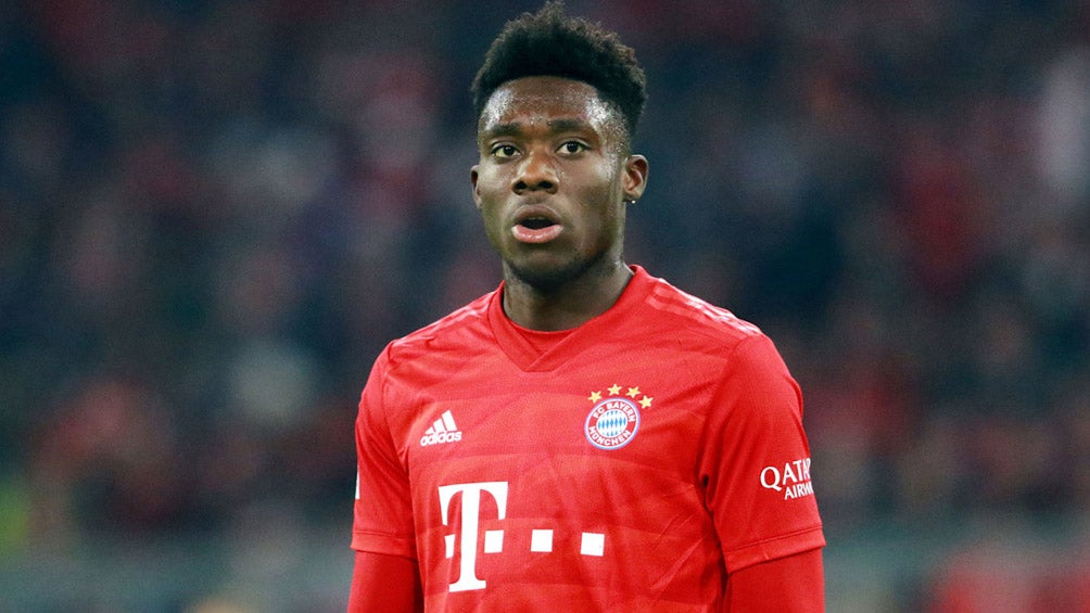 Alphonso Davies durante un duelo con el Bayern Munich 