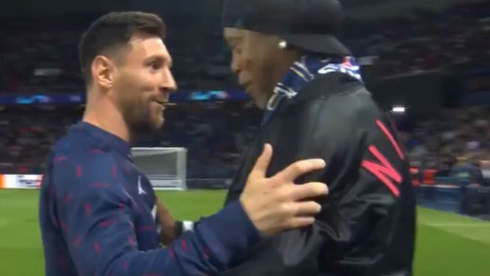 Messi y Ronaldinho se fundieron en abrazo tras emotivo reencuentro