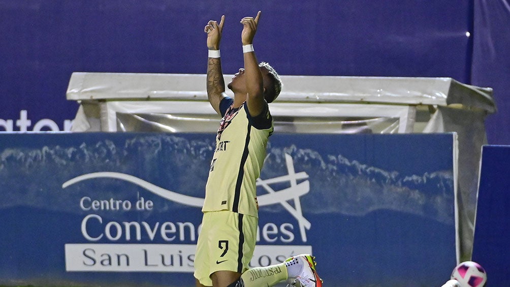 Roger Martínez festeja un gol con América 