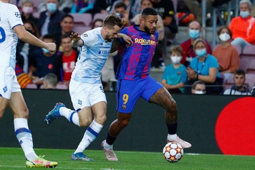 Memphis Depay en el duelo entre el Barcelona y el Dinamo de Kiev