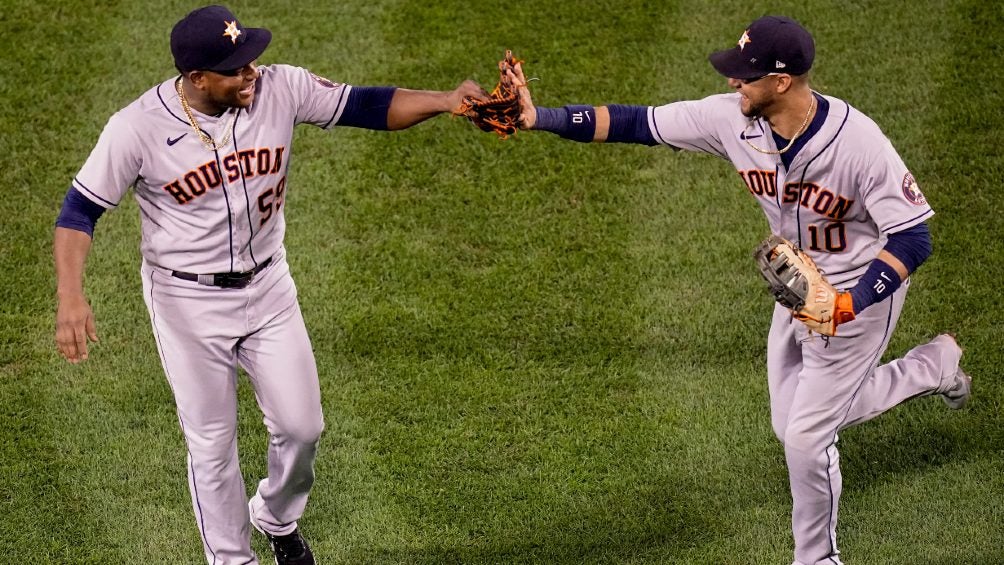 Jugadores de Houston festejan en Fenway Park