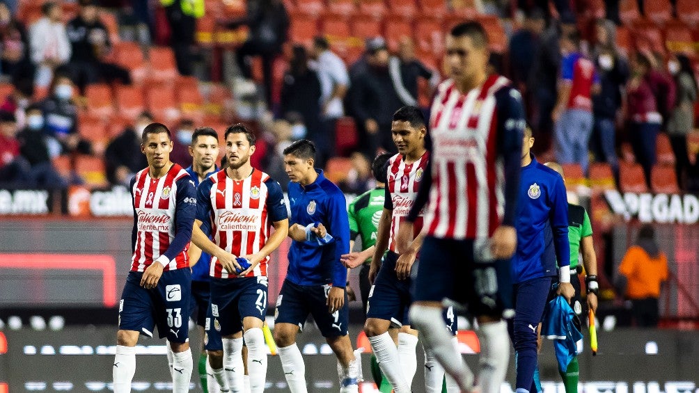 Jugadores de Chivas en empate vs Xolos