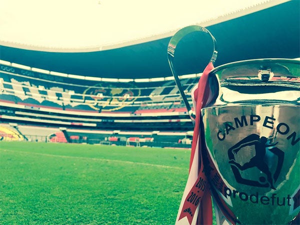 El trofeo de la Liga PRODEFUT durante una Final 