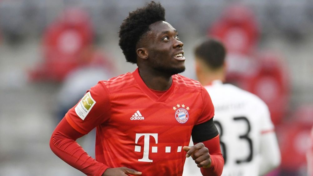 Alphonso Davies en un partido del Bayern Munich