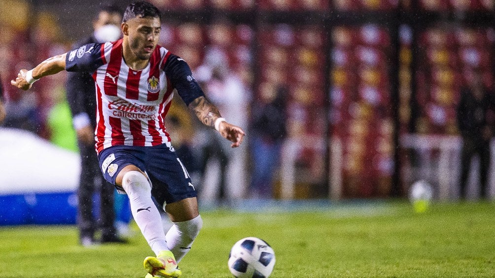 Alexis Vega en acción con las Chivas