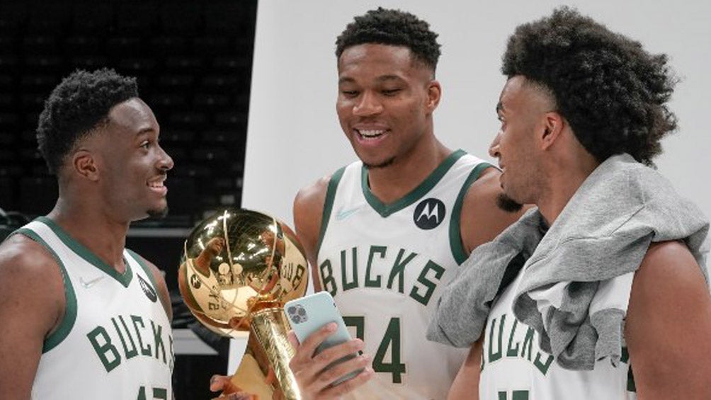 Giannis Antetokounmpo y sus compañeros en festejo 