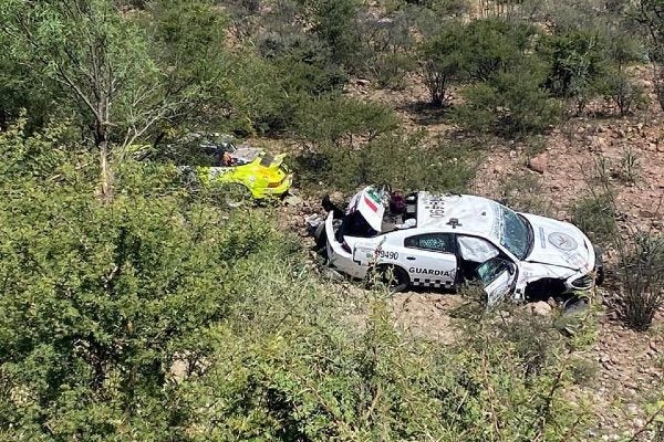 Patrulla de la Guardia Nacional junto al Porsche de Harry Luchtan en un barranco