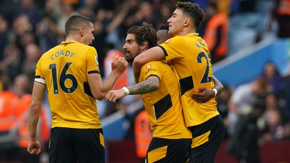 Los Wolves celebran durante partido