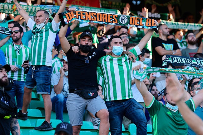 Afición del Betis alienta en el Benito Villamarín