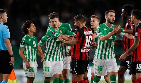 Conato de bronca en el Betis vs Bayer Leverkusen