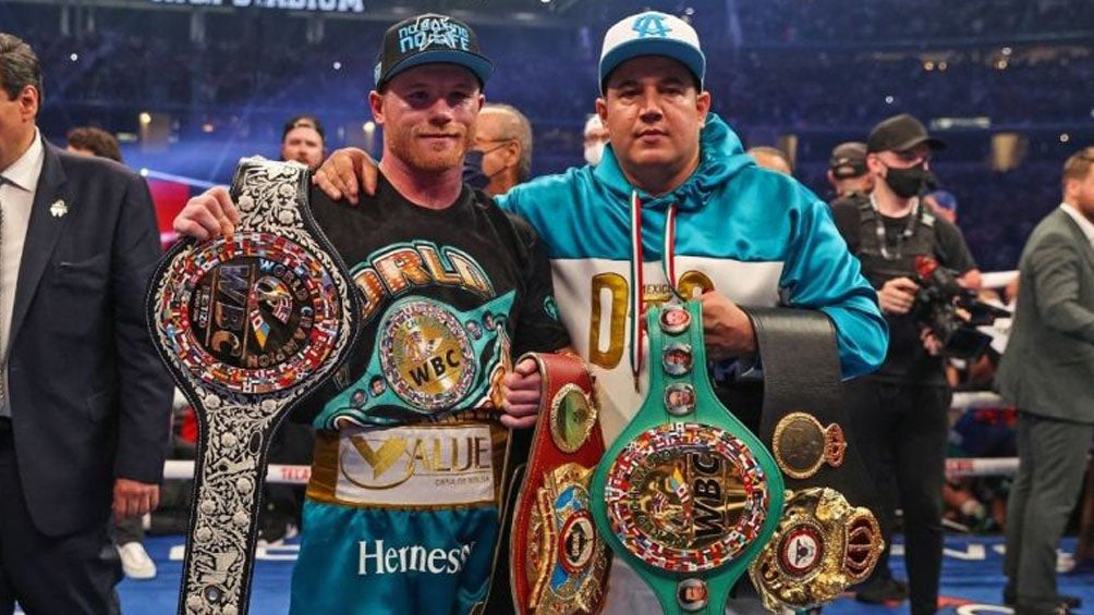 Canelo y Eddy Reynoso tras una pelea en Las Vegas 