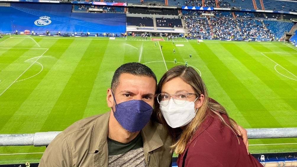 Jaime Lozano posa junto a su esposa Ana Bertha Espín en el Santiago Bernabéu