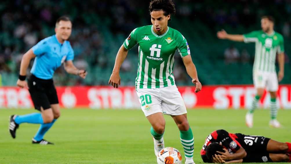 Diego Lainez en su regreso con el Real Betis