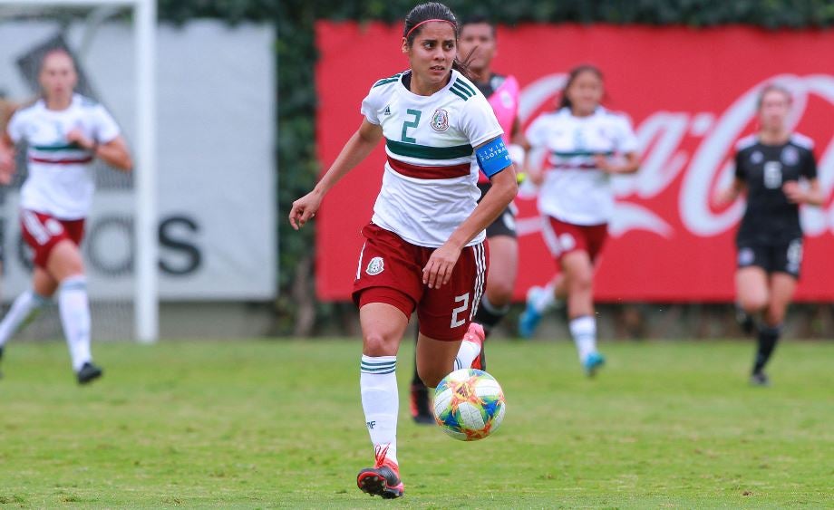 Kenti Robles en acción con el Tri