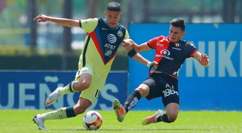 Emilio Lara y Alejandro Bravo, luchan por la redonda