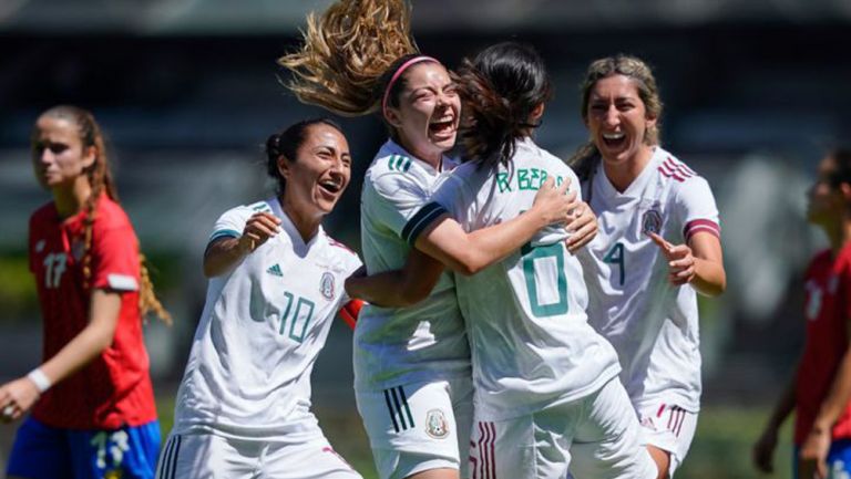 Jugadoras del Tri Femenil festejan una anotación 