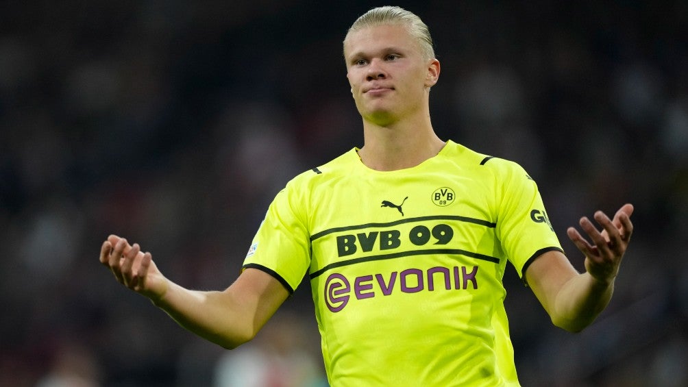 Erling Haaland reacciona durante partido con el Borussia Dortmund