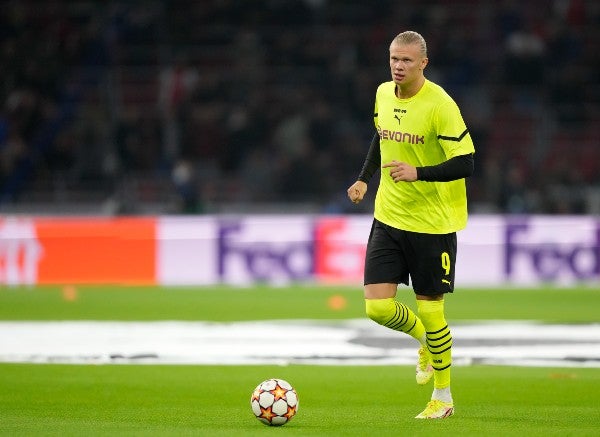 Erling Haaland durante calentamiento en la previa contra el Ajax en Champions