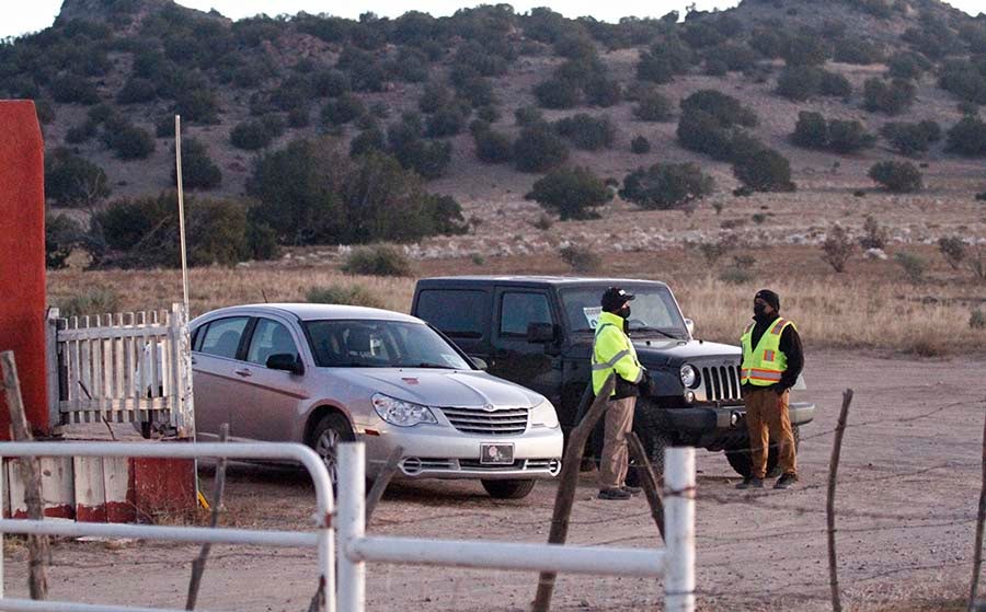 Personal de seguridad en la entrada de un set de filmación de 'Rust'