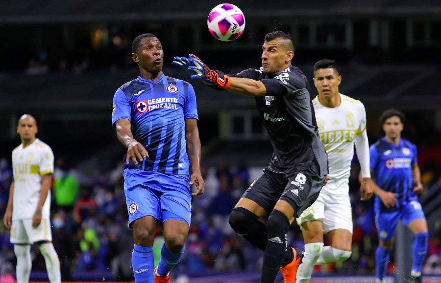 El arquero argentino en juego contra Cruz Azul