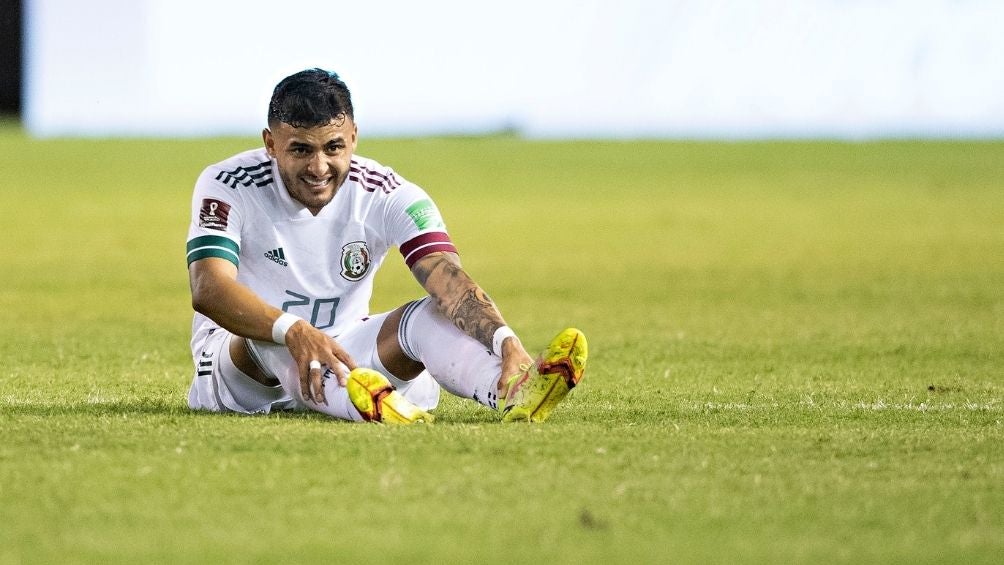 Vega lesionado en un juego con el Tri