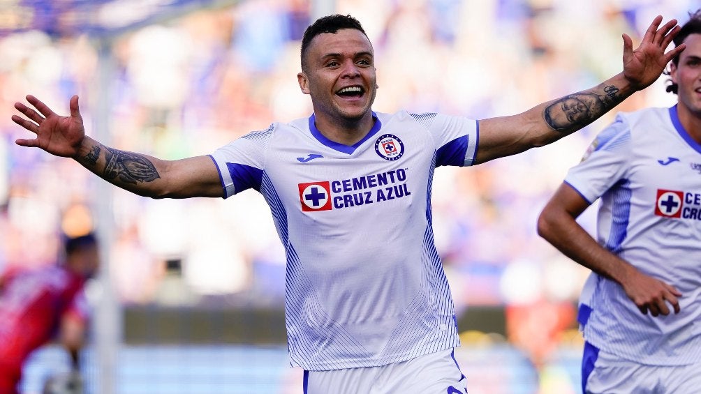 Cabecita Rodríguez en celebración de gol con Cruz Azul