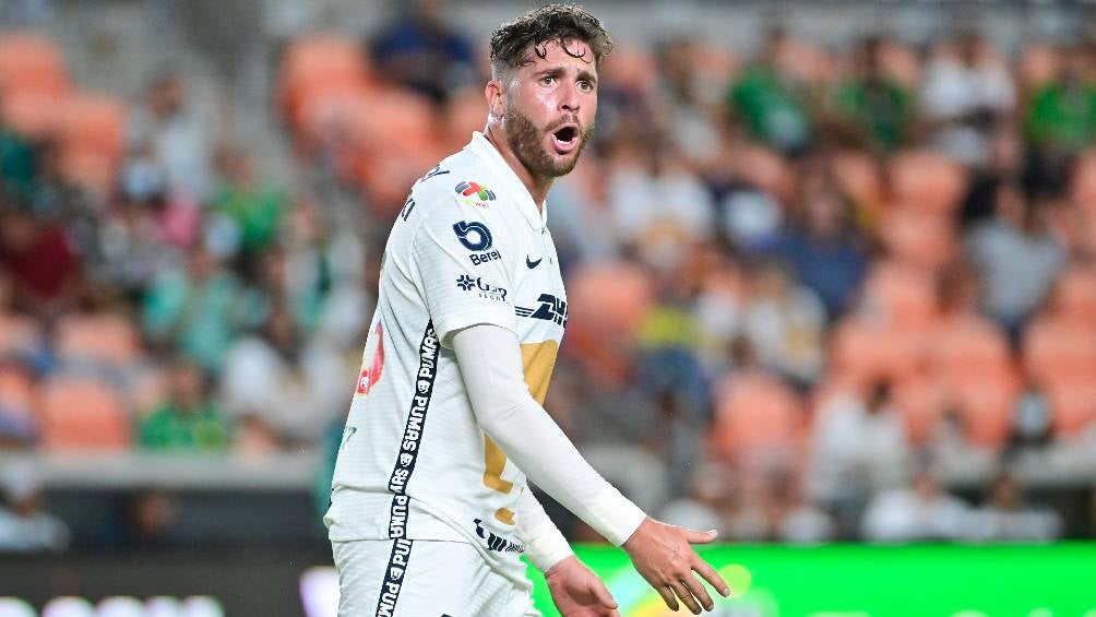 Arturo Ortíz en un partido de Pumas