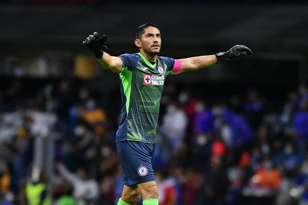 Jesús Corona en un partido con el Cruz Azul