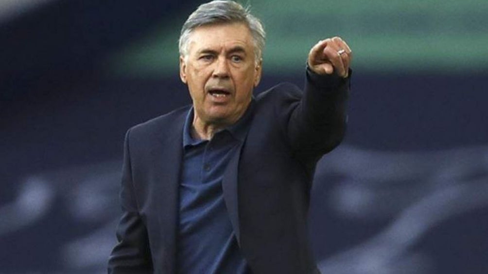 Carlo Ancelotti dirigiendo un partido