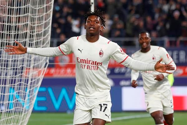 Rafael Leao en festejo con Milan