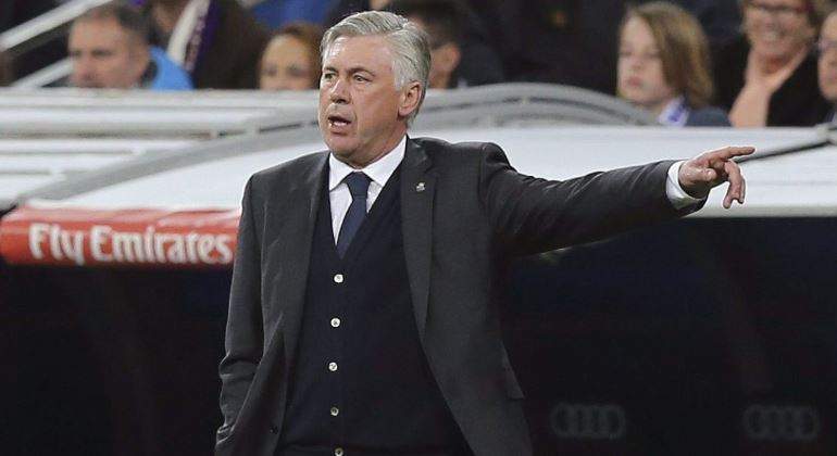 Carlo Ancelotti dirigiendo un partido con Real Madrid