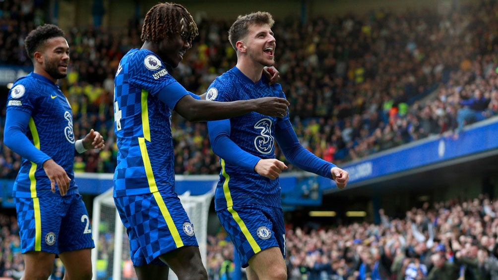  Mason Mount festeja uno de sus goles ante el Norwich City