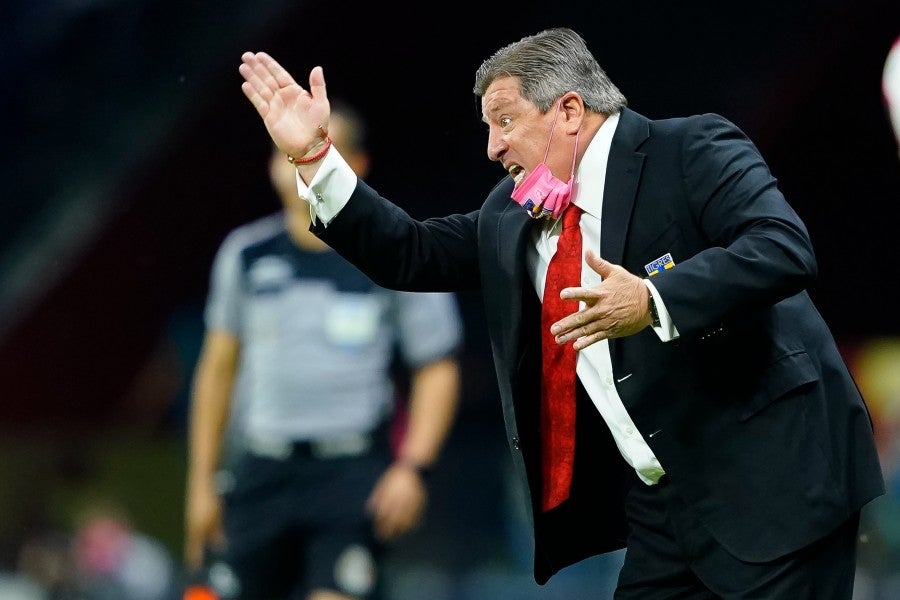 Miguel Herrera durante un partido con Tigres