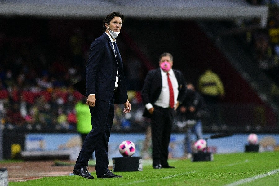 Solari durante un partido con América