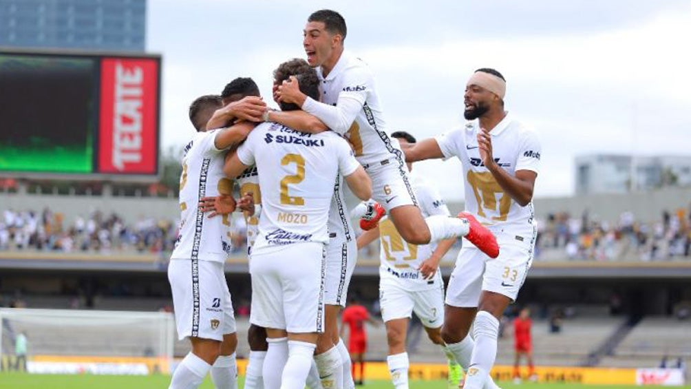 Jugadores de Pumas celebran gol vs Juárez