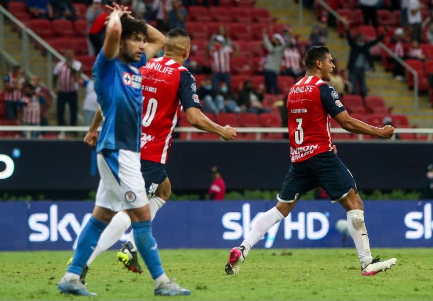 Jugadores de Chivas, en festejo de gol 