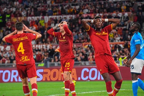 Jugadores del Roma reaccionan durante partido contra el Napoli