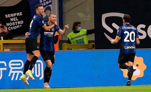 Edin Dzeko en festejo ante Juventus